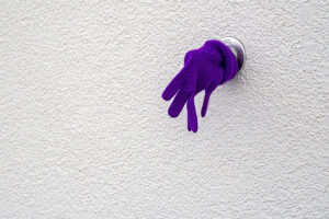 Violetter Handschuh – Claus Liewerkus