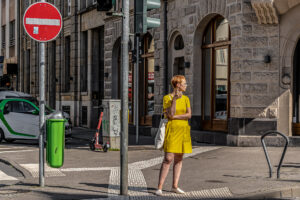 Frau in gelb – Ralf Kopetzky