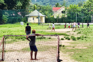 Fussballspielende Kinder – Winfried Toussaint