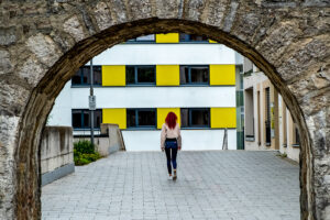 Frau im Bogen – Volker Frenzel