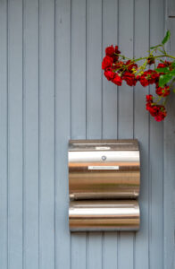 Rose mit Briefkasten – Volker Frenzel