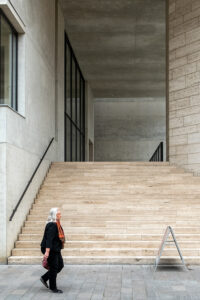 Vor der Treppe – Volker Frenzel Vor der Treppe – Volker Frenzel
