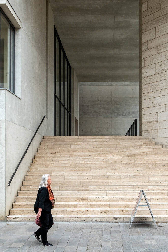 Vor der Treppe – Volker Frenzel