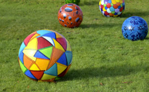 Kugel im Gras – Udo Krämer